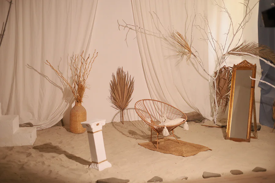 Фотография в стиле бохо с плетеной мебелью, сухими цветами и зеркалом в полный рост