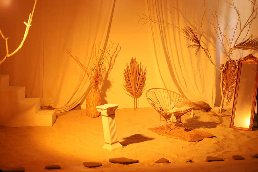 Фотография в стиле бохо с плетеной мебелью, сухими цветами и зеркалом в полный рост.